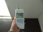臭気測定器（ニオイセンサー）で臭気の測定をしている画像